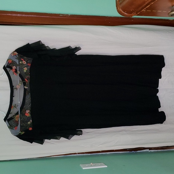 Kim & Cami Embroidered Floral Tunic Top - Picture 11 of 12